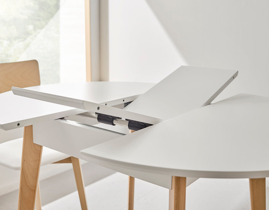 V VELASCO Mesa de Comedor Redonda Extensible Ana (90 a 115 cm) | Mesa de Cocina Nórdica de Madera de Haya Maciza | Tablero Blanco Premium Satinado, Estilo Escandinavo para Espacios Pequeños