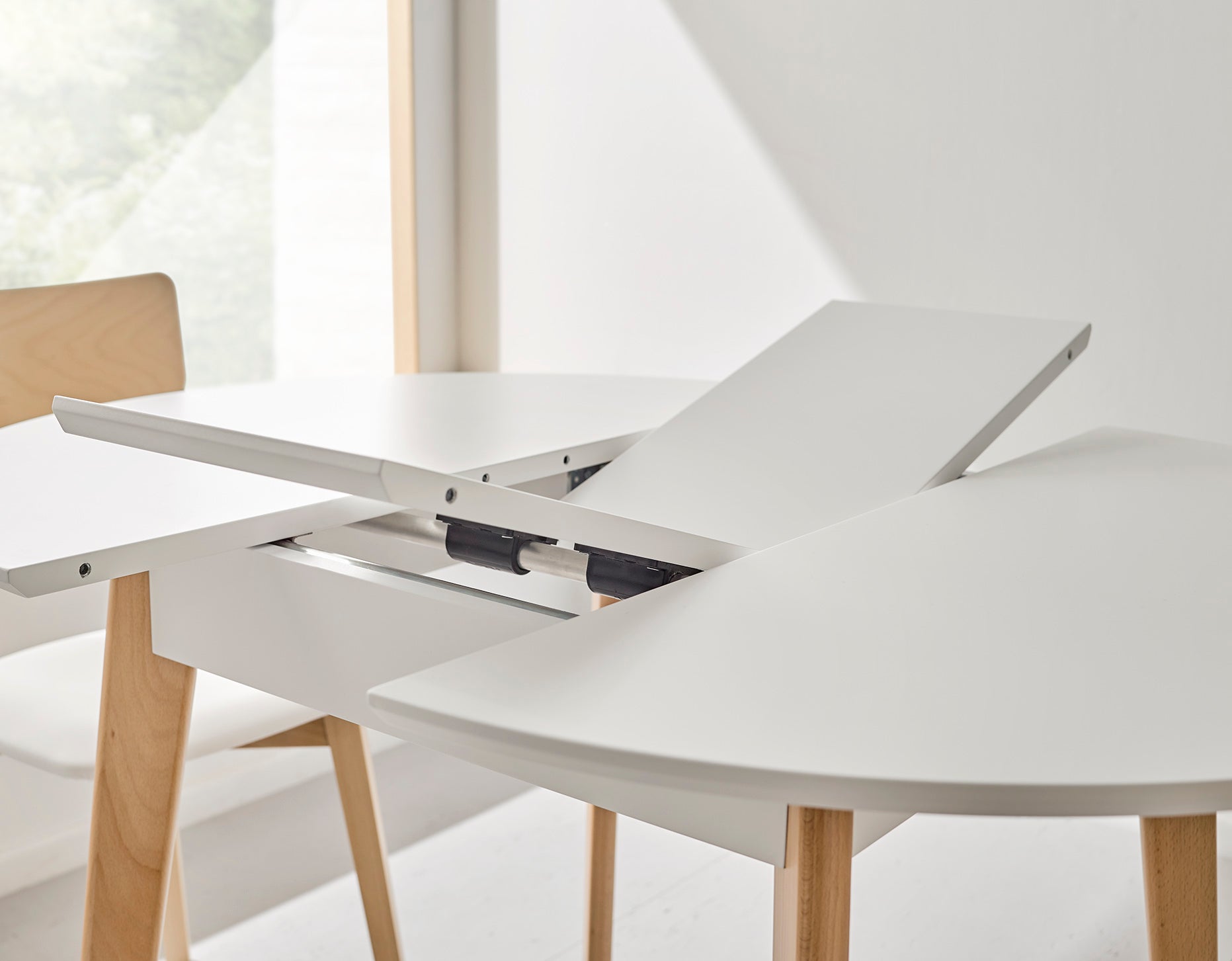 V VELASCO Mesa de Comedor Redonda Extensible Ana (90 a 115 cm) | Mesa de Cocina Nórdica de Madera de Haya Maciza | Tablero Blanco Premium Satinado, Estilo Escandinavo para Espacios Pequeños