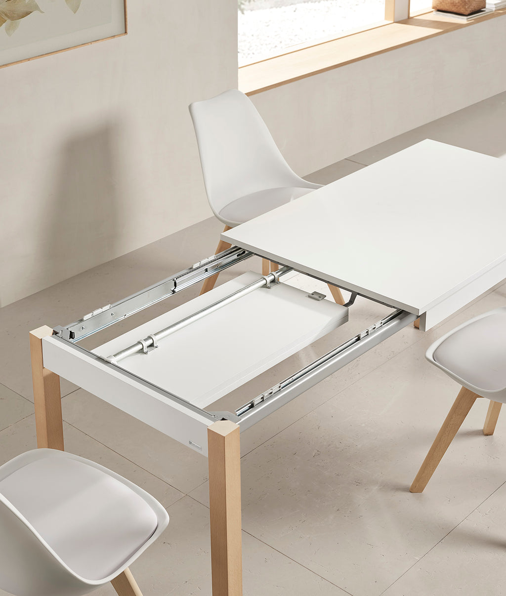 V VELASCO Mesa de Cocina Extensible Atenas (120 a 180 cm) | Mesa Comedor Rectangular con Encimera Laminada Blanca de 19mm, Cantos de Aluminio y Patas de Madera de Haya Natural 5x5 cm para Interior