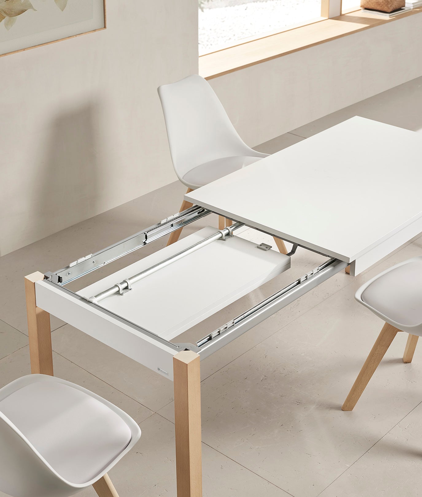 V VELASCO Mesa de Cocina Extensible Atenas (120 a 180 cm) | Mesa Comedor Rectangular con Encimera Laminada Blanca de 19mm, Cantos de Aluminio y Patas de Madera de Haya Natural 5x5 cm para Interior