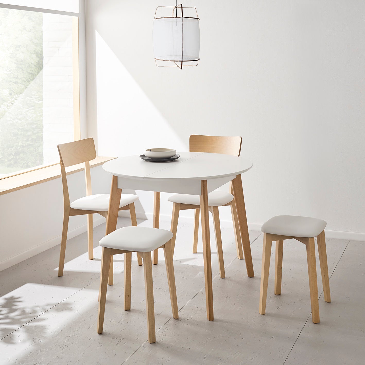 V VELASCO Mesa de Comedor Redonda Extensible Ana (90 a 115 cm) | Mesa de Cocina Nórdica de Madera de Haya Maciza | Tablero Blanco Premium Satinado, Estilo Escandinavo para Espacios Pequeños