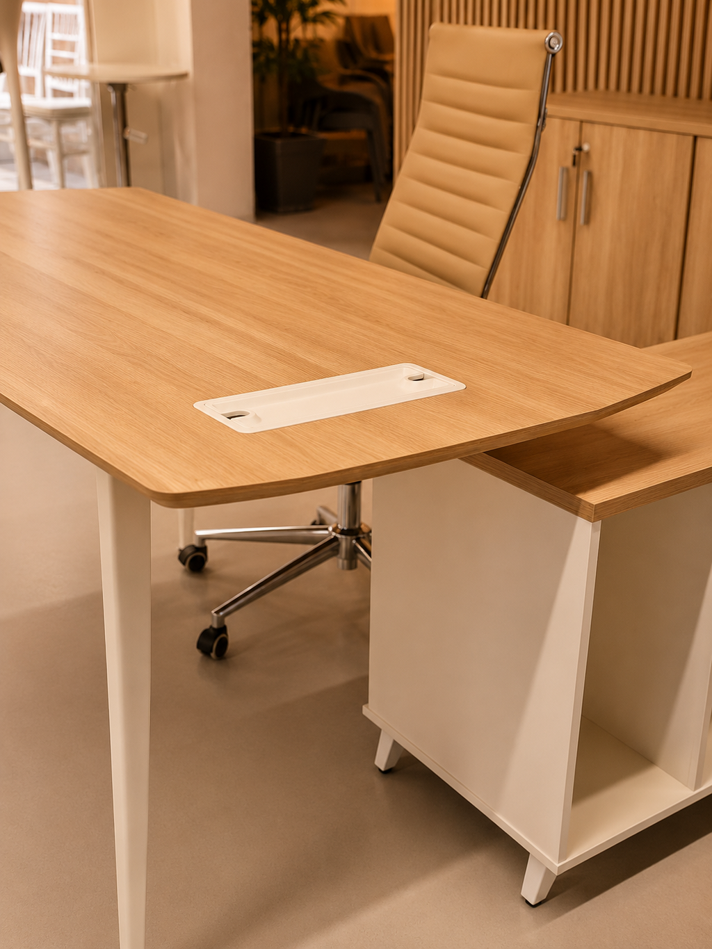 Mesa de oficina AREZZO 180, con mueble auxiliar, blanco y roble, 180 x 176,5 cms