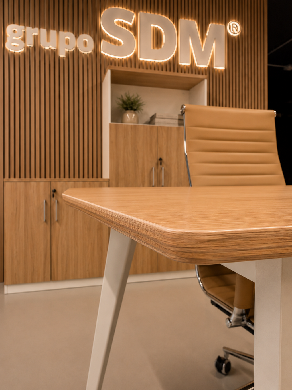 Mesa de oficina AREZZO 180, con mueble auxiliar, blanco y roble, 180 x 176,5 cms