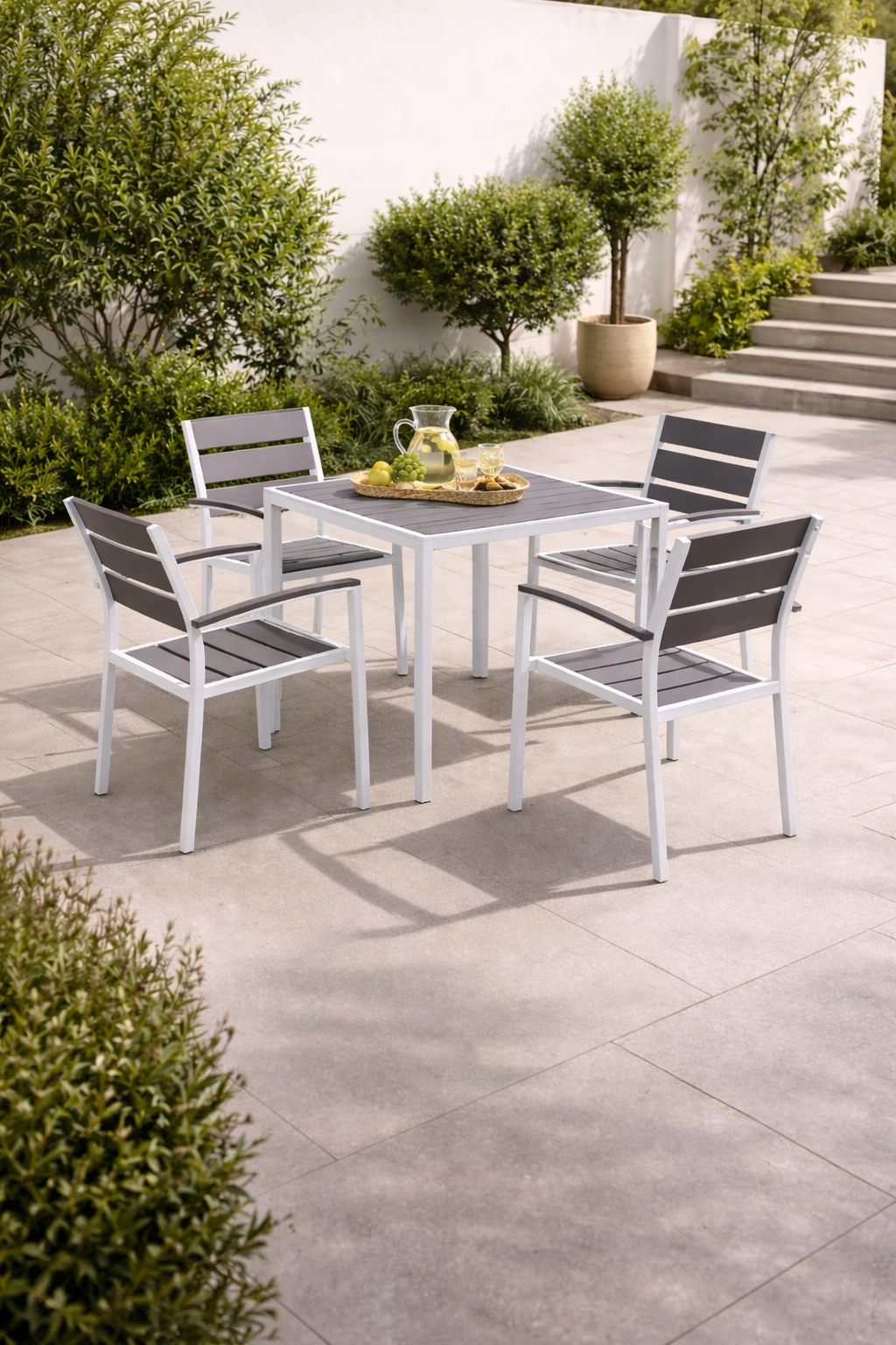 Mesa GARIBALDI, metal blanco, tablero polywood gris, 80 x 80 cms.