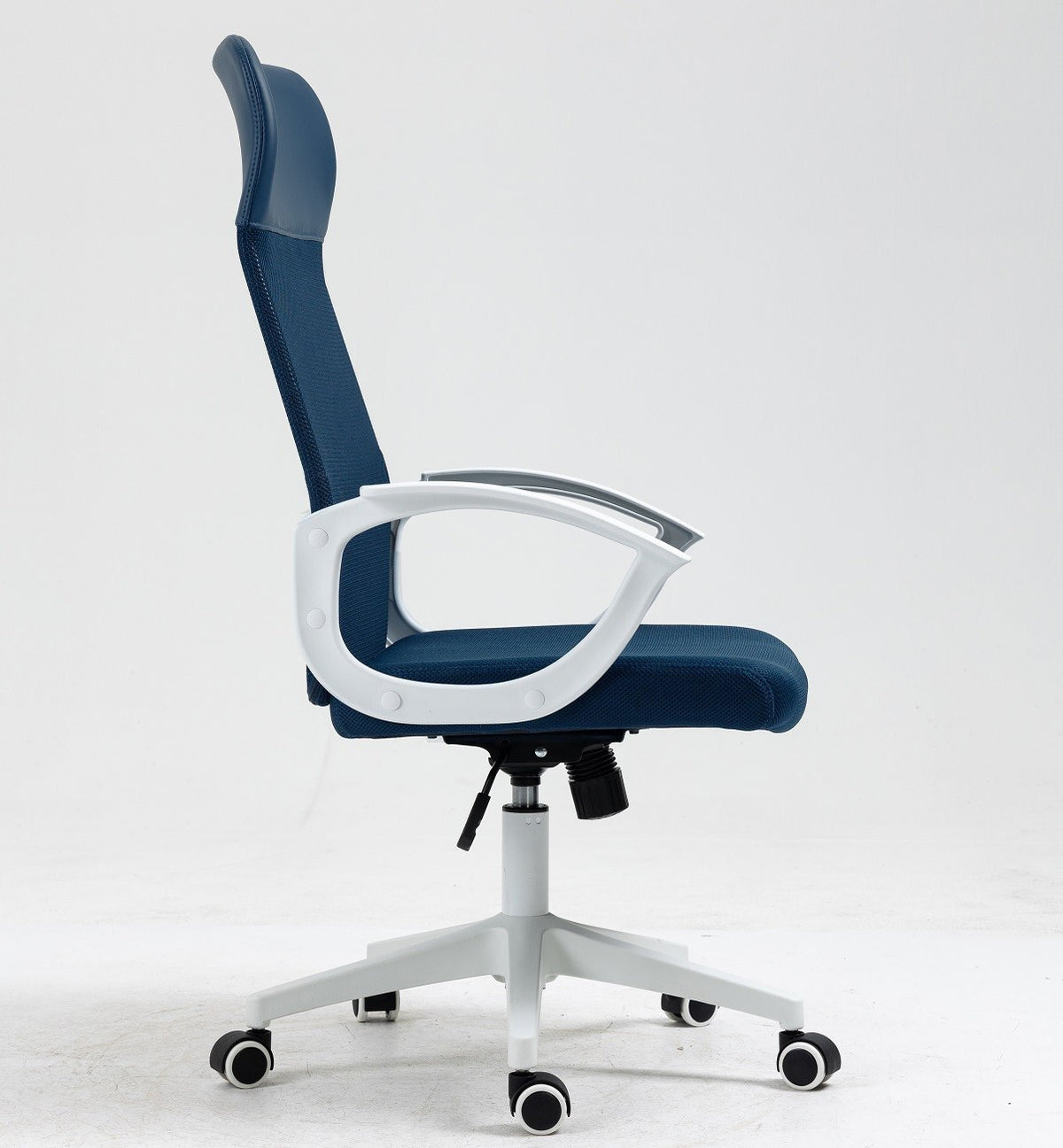 Sillón de oficina VERTON, blanco, malla y asiento azul oscuro